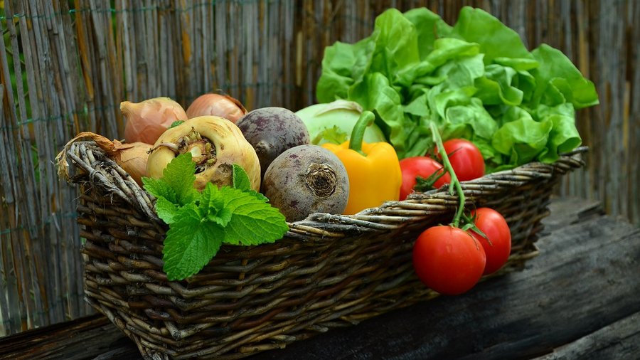 Weidenkorb mit Gemüse gefüllt © Congerdesign über Pixabay