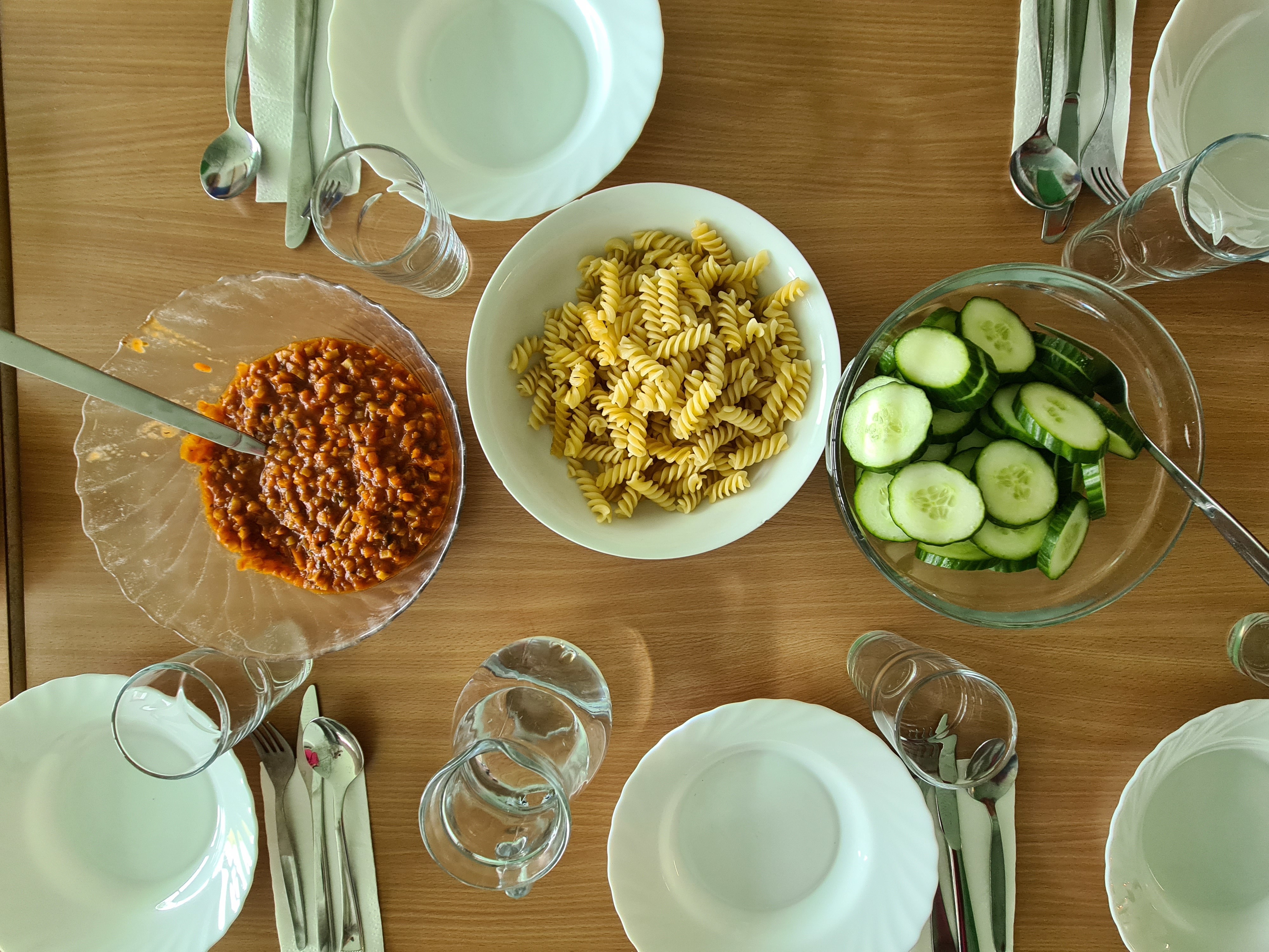 Gemüsebolognese, Nudeln, Gurkensalat