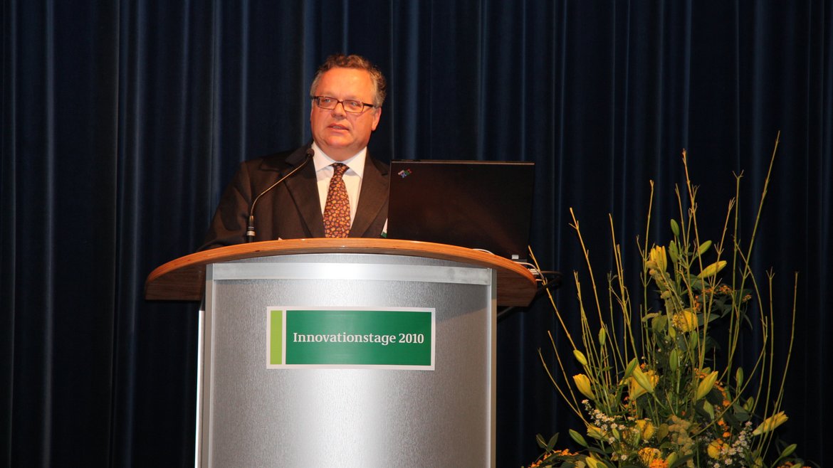 Der damalige BLE-Präsident Dr. Eiden steht am Rednerpult auf den Innovationstagen 2010.