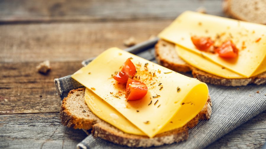 Mit Käse belegte Brote