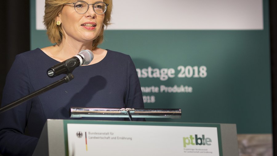 Die damalige Bundeslandwirtschaftsministerin Julia Klöckner steht am Rednerpult auf den Innovationstagen 2018 © photothek.de