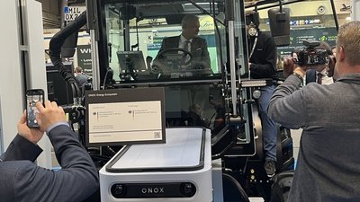 Am Steuer: Bundesminister Alois Rainer (BMLEH) in der Fahrerkabine. © BLE