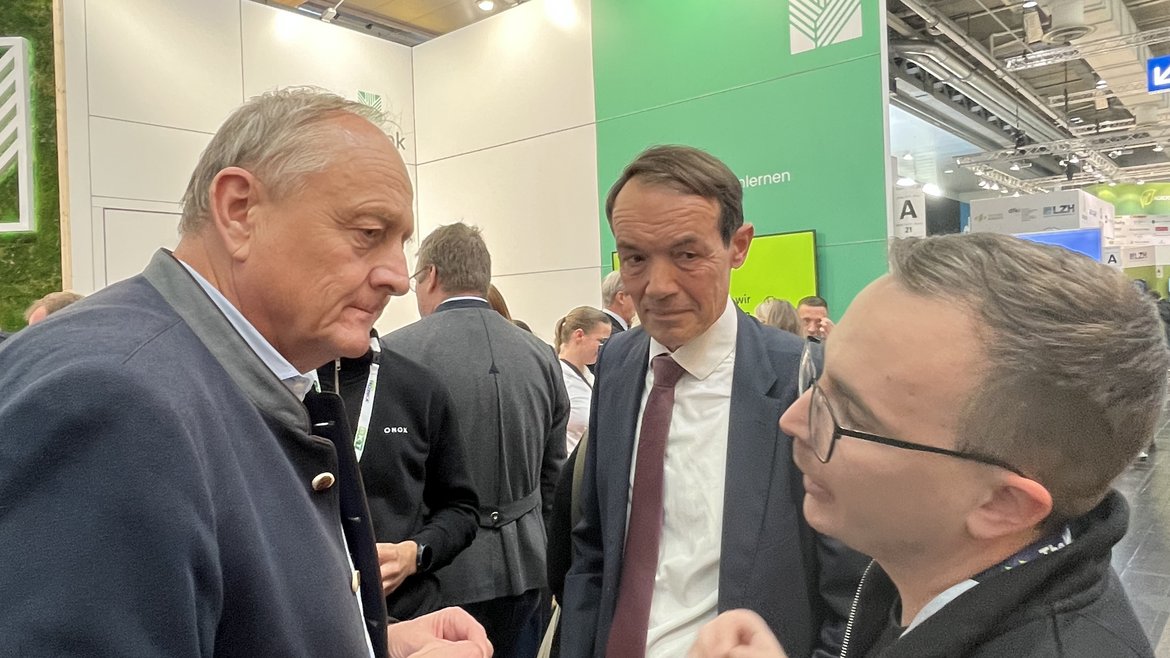 Im Austausch: Präsident Joachim Rukwied (DBV) mit Stephan Sanders (BLE, Referatsleitung  Innovationsförderung Pflanzenbau, Verbraucherschutz) und Sebastian Schlegel (Raumideen/ONOX). © BLE