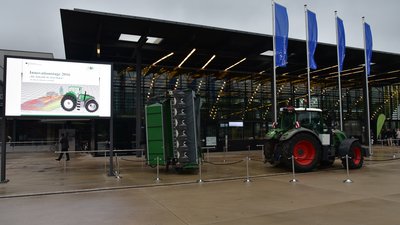 Blick auf das World Conference Center in Bonn mit einem Traktor und Assistenzsystem aus dem Leitprojekt der Innovationstage 2016