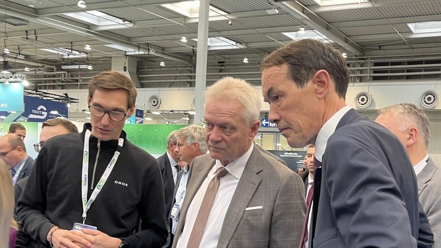 Im Detail: Projektleiter Daniel Hornung (Raumideen/ONOX) erläutert Bundesminister Alois Rainer (BMLEH) und Referatsleiter Stephan Sanders (BLE, Referatsleitung Innovationsförderung Pflanzenbau, Verbraucherschutz) das Konzept des elektrischen Traktors. © BLE