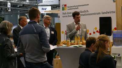 Dr. Josef Goos (Gruppenleiter BZL) und Dr. Michael Pröbsting (BZL) stellen die Forschungsübersicht Klima vor. © BLE