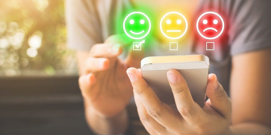 Person schaut auf Smartphone mit Emoji-Smileys. © Habitat de Iill über Pixabay