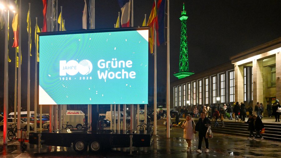 Großer Display mit der Aufschrift "100 Jahre Grüne Woche" vor dem Messegebäude © Messe Berlin GmbH