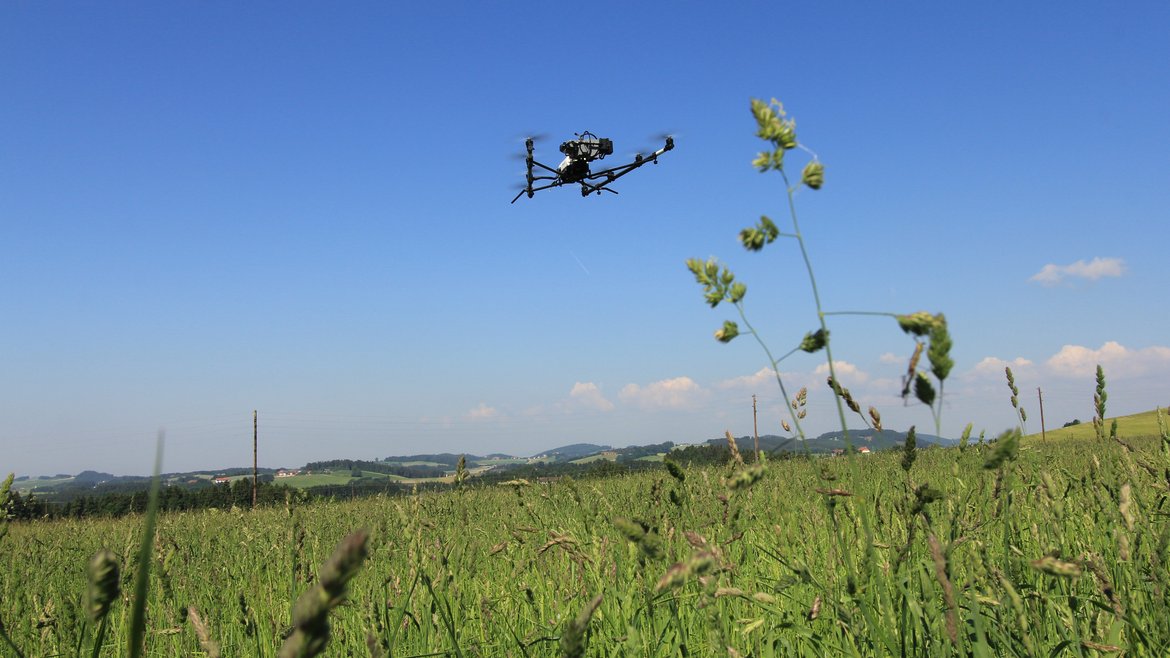 Ferngesteuertes Multikoptersystem zur Rehkitzrettung in der Luft über Grünland © ZENTEC GmbH 