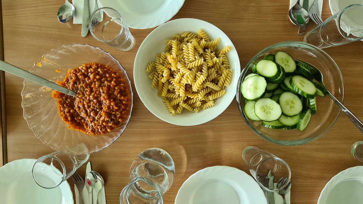 Gedeckter Tisch mit Gemüsebolognese, Nudeln und Gurken © HS Albstadt-Sigmaringen