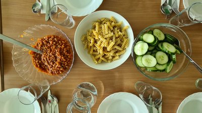Gedeckter Tisch mit Gemüsebolognese, Nudeln und Gurken © HS Albstadt-Sigmaringen