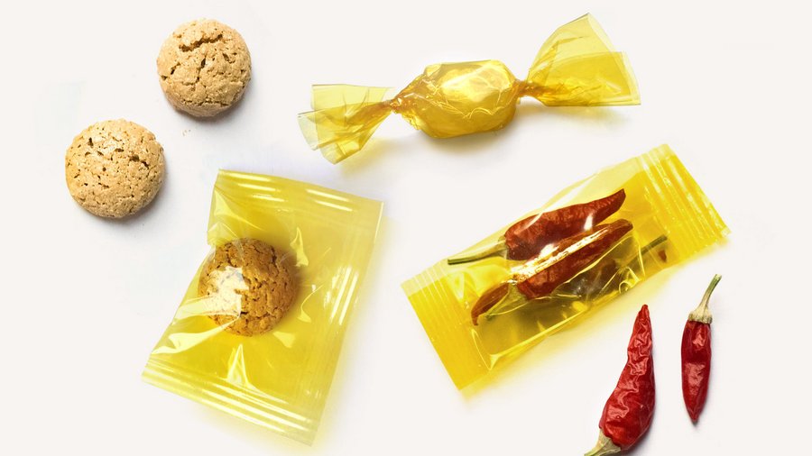 Bonbon, Chilis und Keks in Folienverpackung ©traceless materials