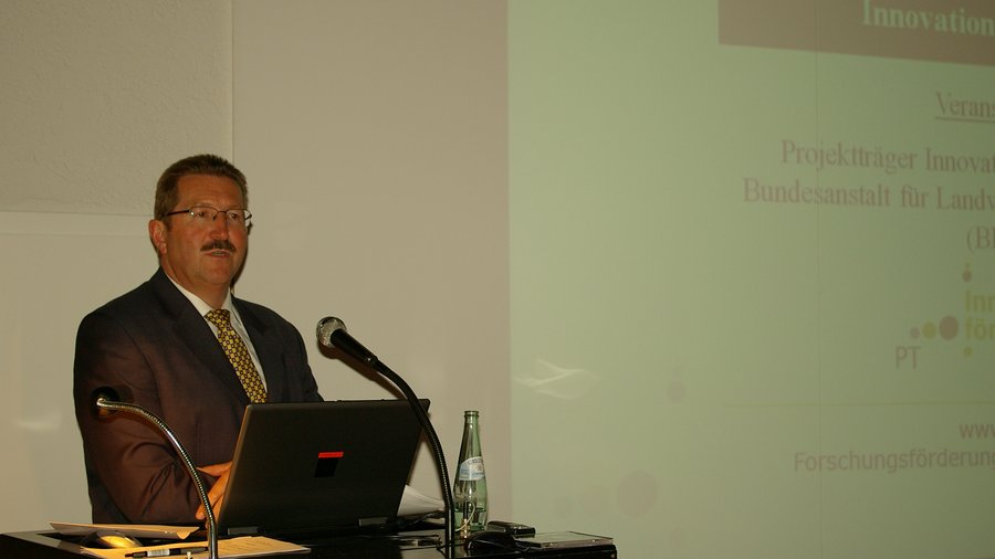 Der damalige BLE-Präsident Dr. Kloos steht am Rednerpult bei den Innovationstagen 2008.