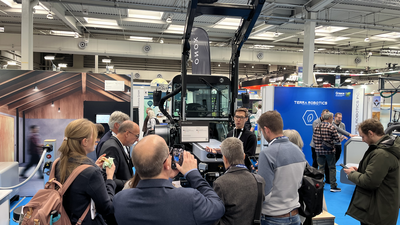 Beim Pressegespräch: Die Medienvertreter informieren sich am Stand von ONOX über das Innovationsprojekt „FlexEtractor“. © BLE