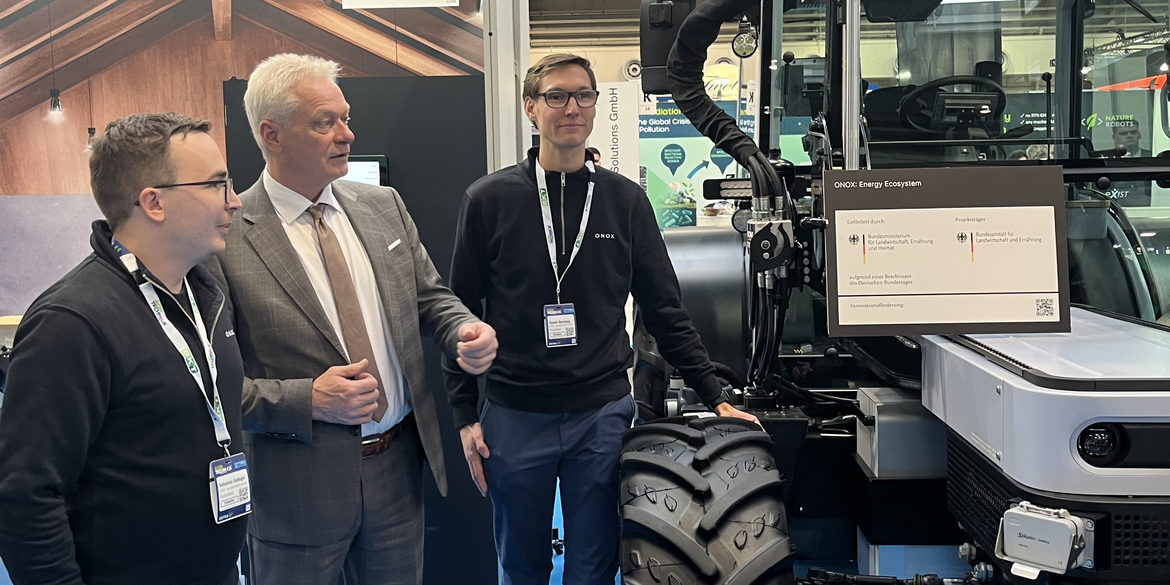 Die Innovationsförderung auf der Agritechnica: Bundesminister Alois Rainer am "FlexETractor" mit Sebastian Schlegel (links, Raumideen/ONOX) und Projektleiter Daniel Hornung (rechts, Raumideen/ONOX) © BLE