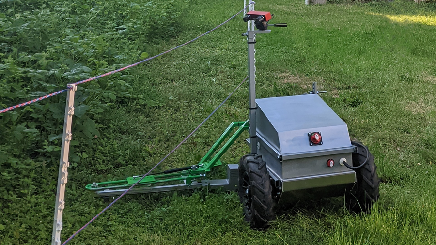 Smart Fence Roboter beim Freimähen unter einem Weidezaun © Carsten Bruckhaus, Universität Kassel