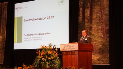 Der damalige BLE-Präsident Dr. Eiden steht am Rednerpult auf den Innovationstagen 2012.
